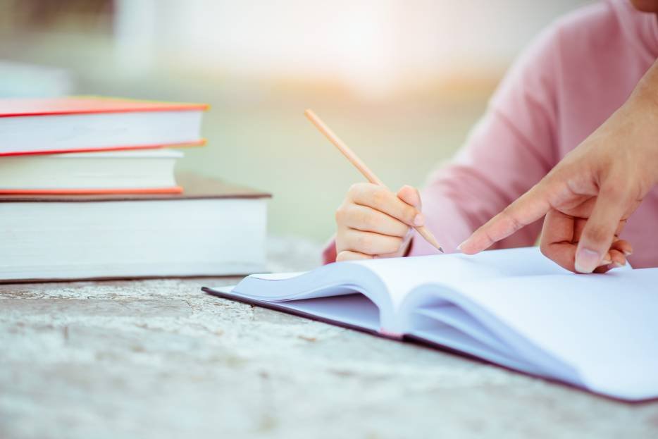 estudiando con guías BUAP para evitar errores en examen de admisión