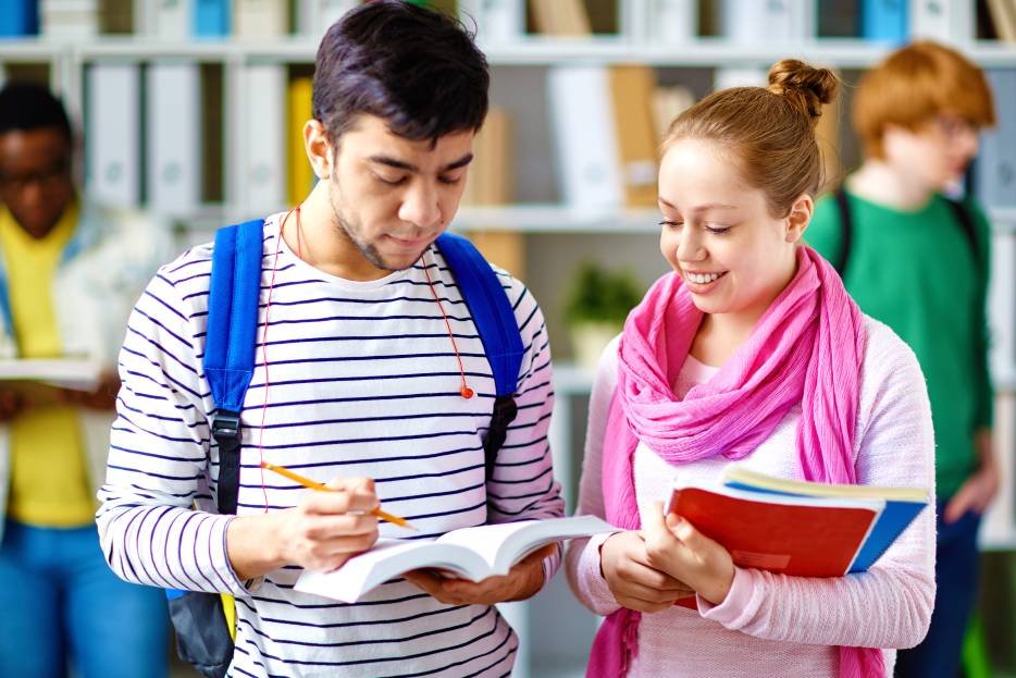 Estudiantes repasan notas para su examen 