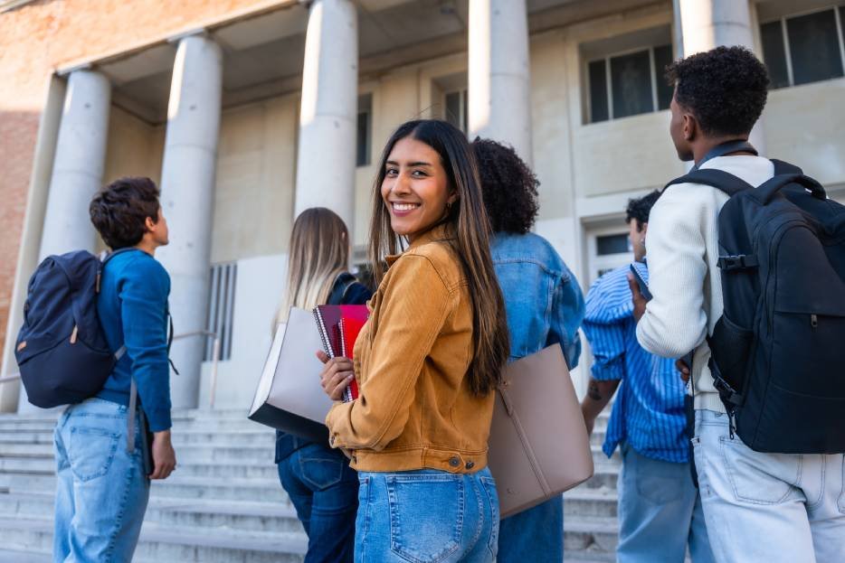Estudiantes de diferentes carreras en la BUAP 2026