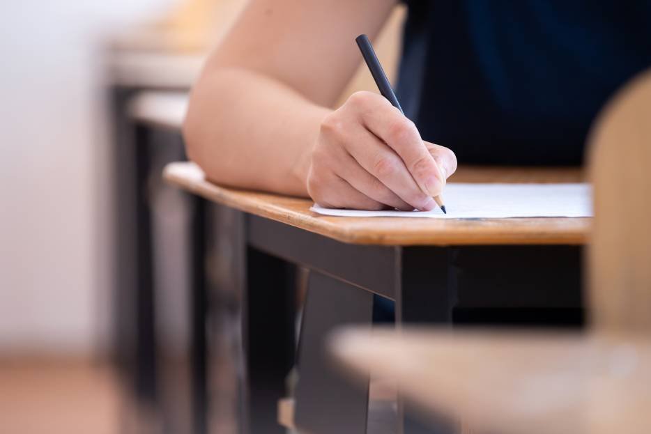 estudiante realiza un simulacro de examen