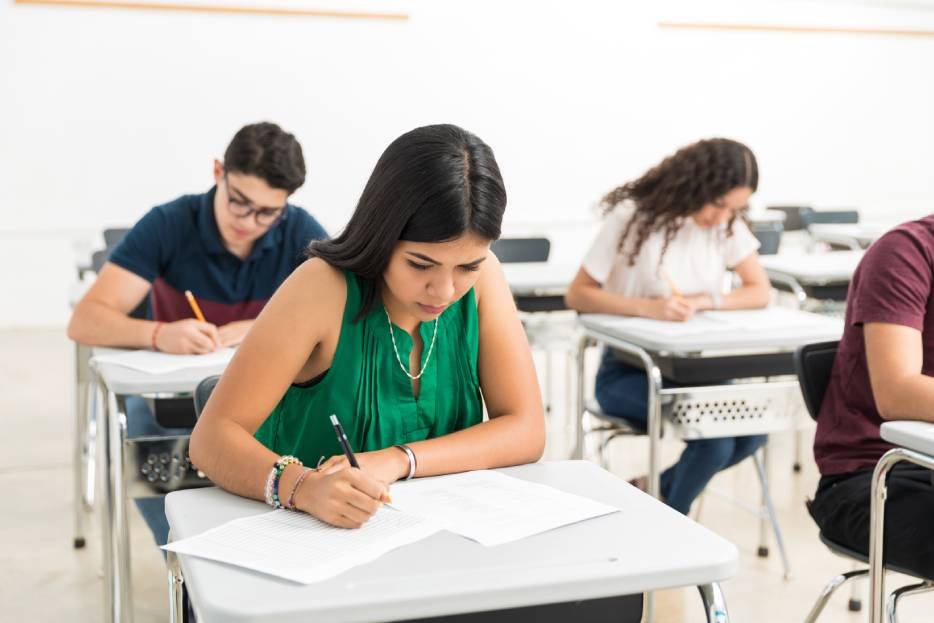 Estudiantes se preparan para un examen 